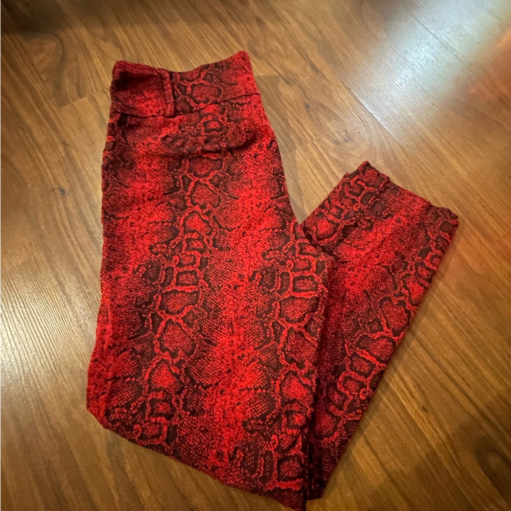 Soho red snakeskin print capri stretch pants PXL